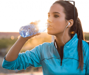 Boire de l'eau aide à manger sans prendre de poids