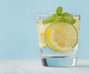 boire de l'eau citronnée 
